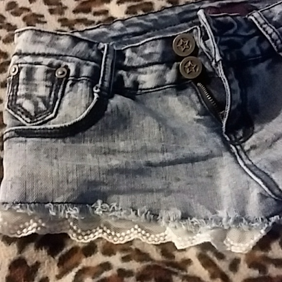 Blue jean shorts with lace - Picture 2 of 3
